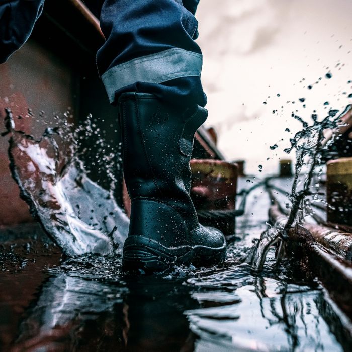 Safety boots with steel sale midsole